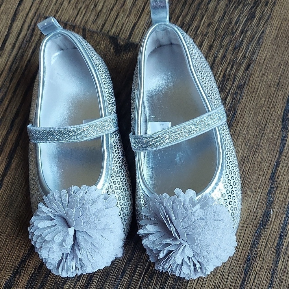 Girl Sequined Mary Janes Dress Shoes - Silver with flower pompom - sz 7